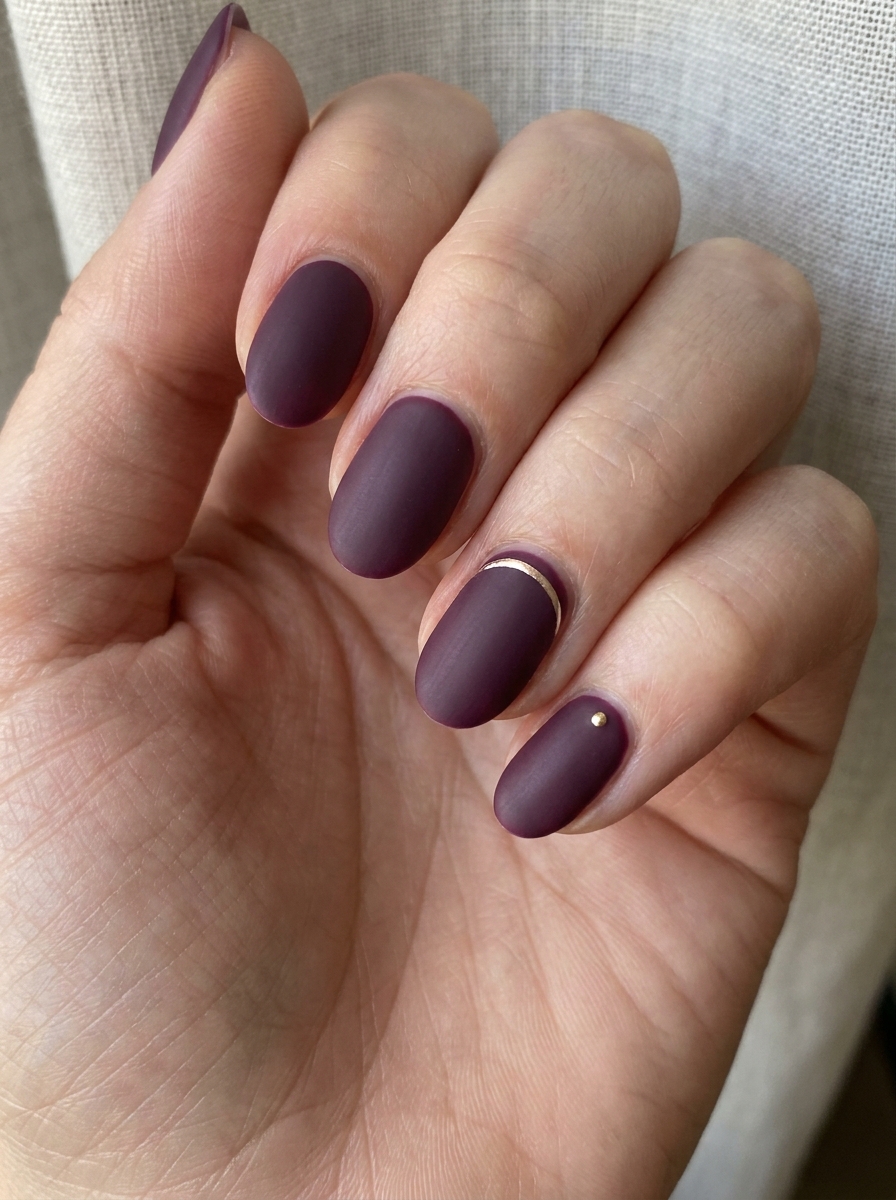 Matte Nails mit Gold Micro Detail als Matte Nägel Ideen Inspiration 2026